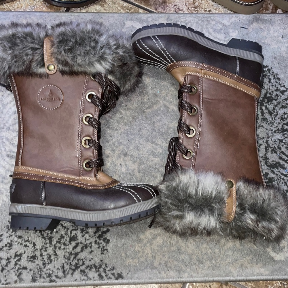 Snow boots